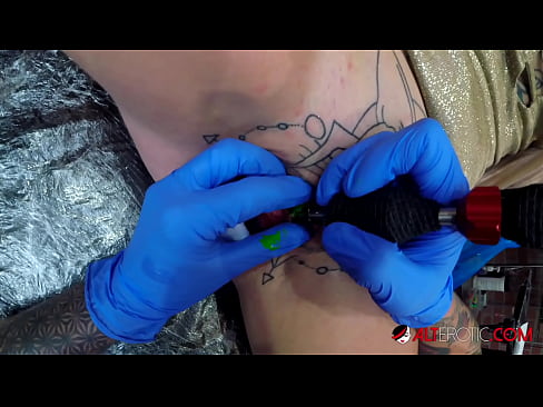 ❤️ Sully Savage mai tsananin jarfa ta yi tattoo a kan kwarin ta ️❌ Batsa na dubura ﹏